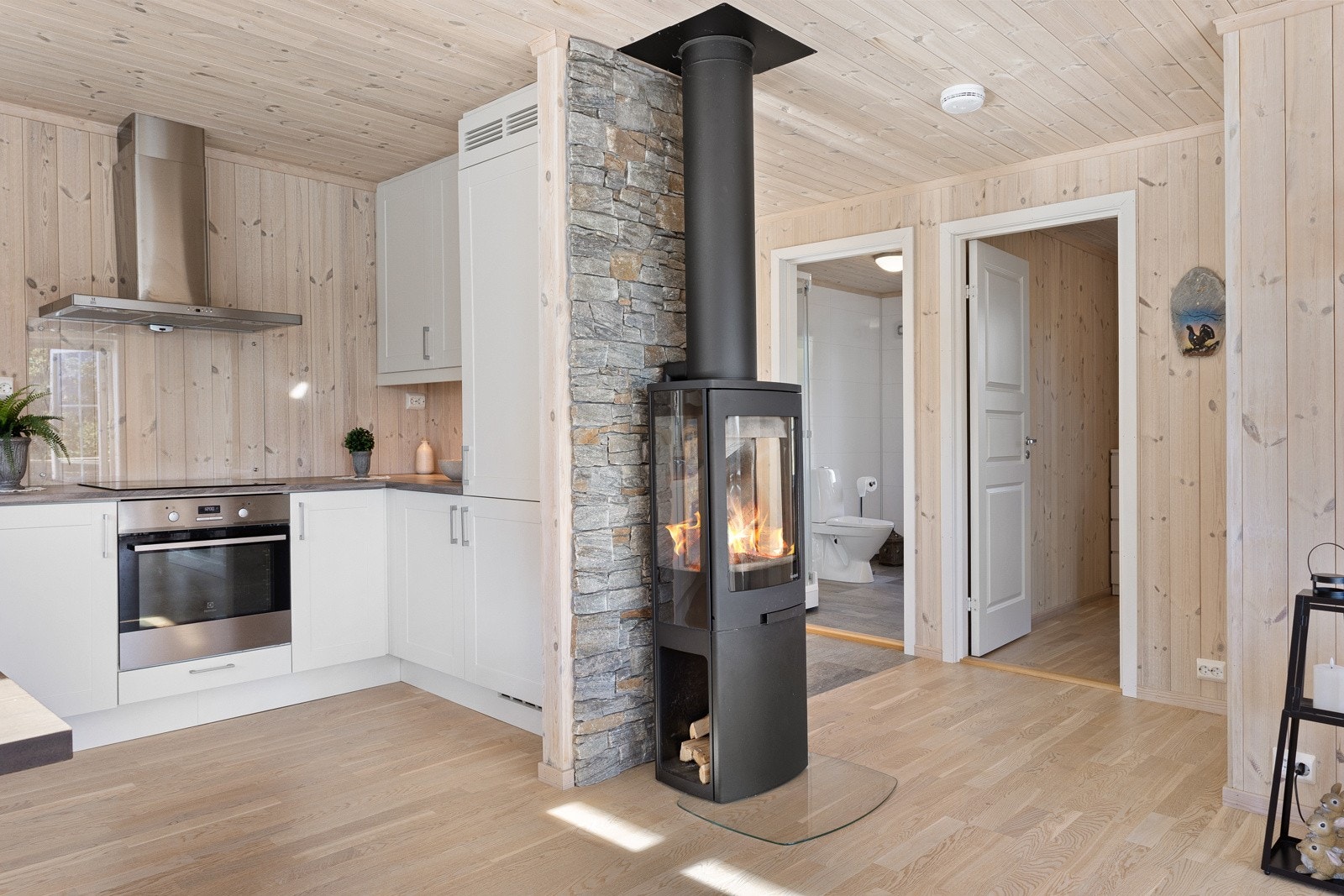 Med en rentbrennende vedovn tilkoblet en isolert stålpipe, har du mulighet for en varm og hyggelig atmosfære på kjøligere dager. Galleribilde