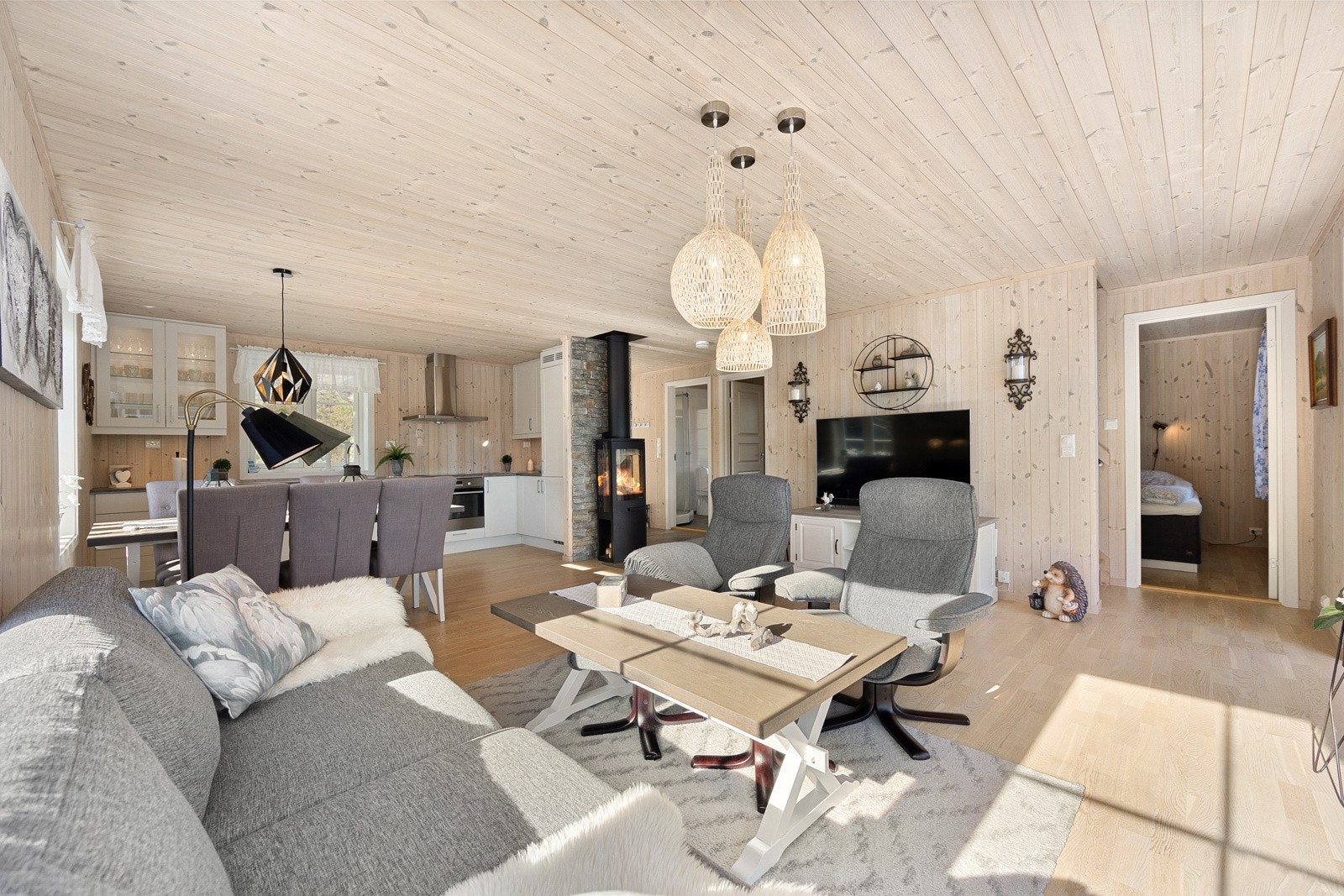 Hyttas hjerte er den lyse og luftige stuen i åpen løsning med kjøkkenet. Galleribilde