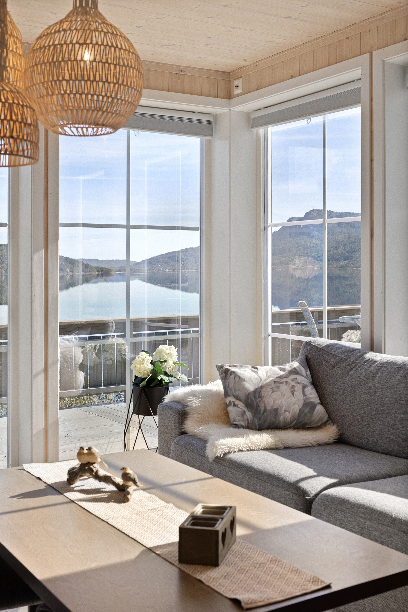 Store vinduer slipper inn rikelig med naturlig lys og gir utsikt til de naturskjønne omgivelsene. Galleribilde