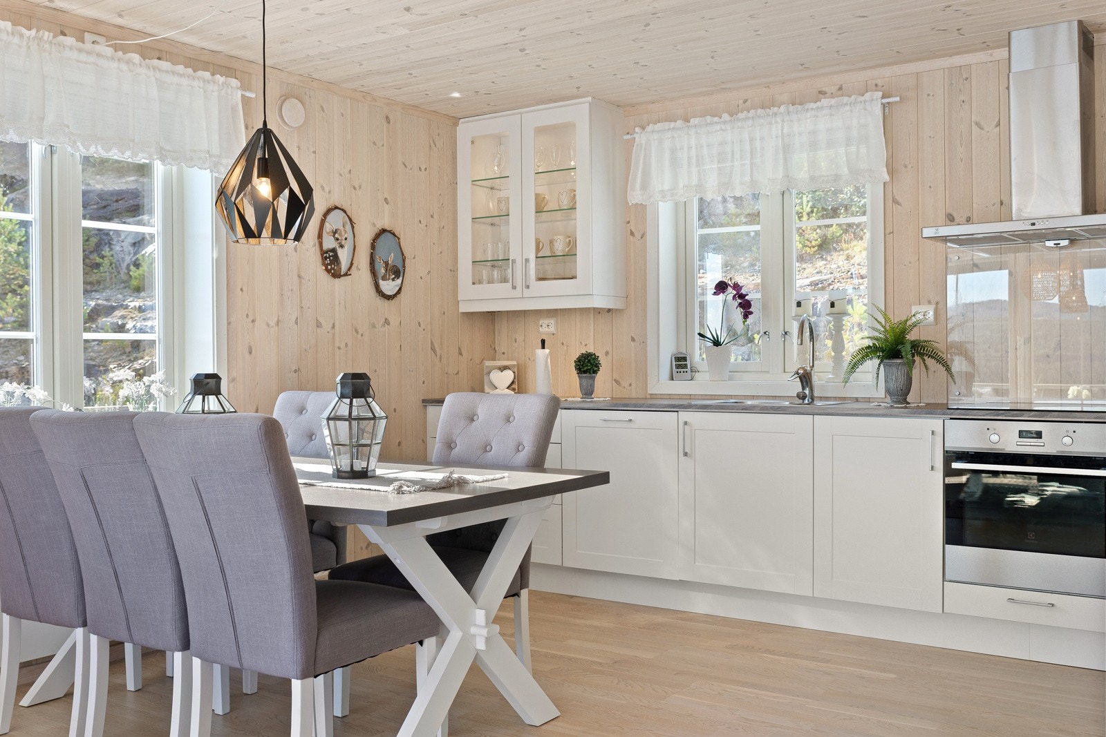 Det tilbyr god benkeplass, moderne hvitevarer og smarte oppbevaringsløsninger, perfekt for både hverdagsmatlaging og hyggelige måltider med gjester. Galleribilde