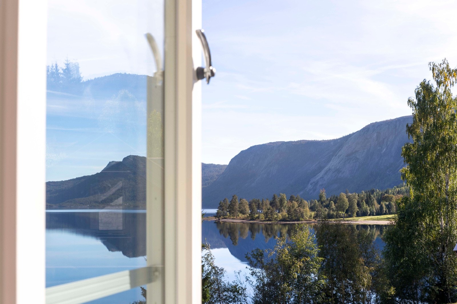 Fra stuen og terrassen har du en fantastisk utsikt over det klare, glitrende vannet i Nisser. Galleribilde