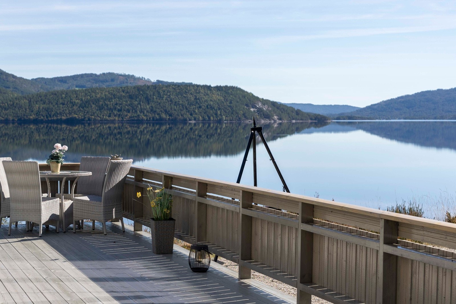 Solnedgangen over vannet skaper et magisk skue, og de åpne naturomgivelsene gir en følelse av ro og frihet. Galleribilde