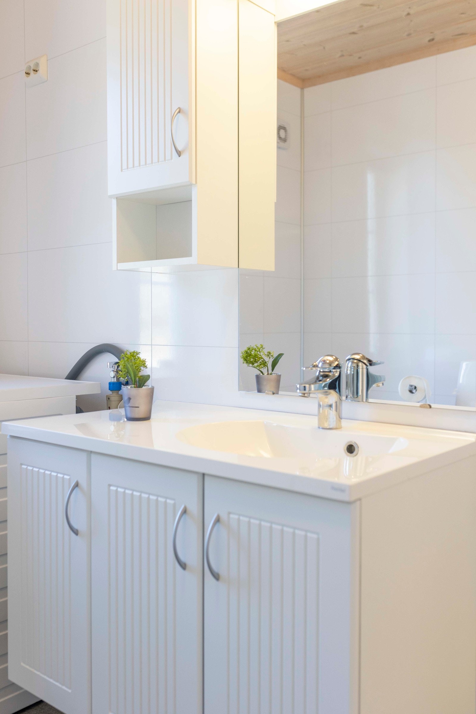 Innredningen består av en benk med vask, overskap med speil, dusjkabinett, toalett og opplegg for vaskemaskin. Galleribilde