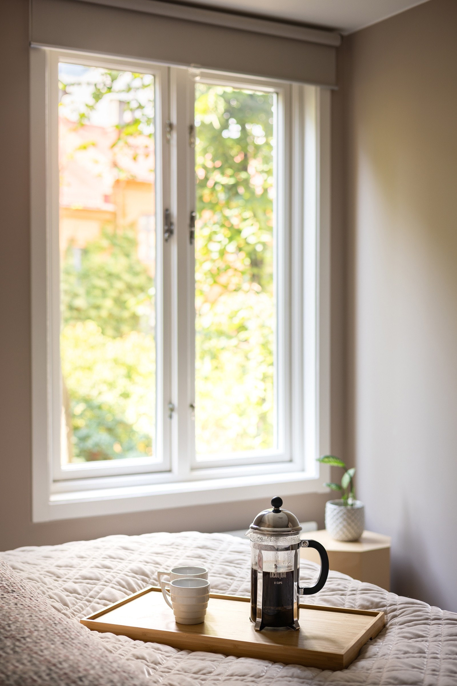 Hele leiligheten vender mot en stille, skjermet bakgård, noe som gir en rolig og behagelig atmosfære. Galleribilde