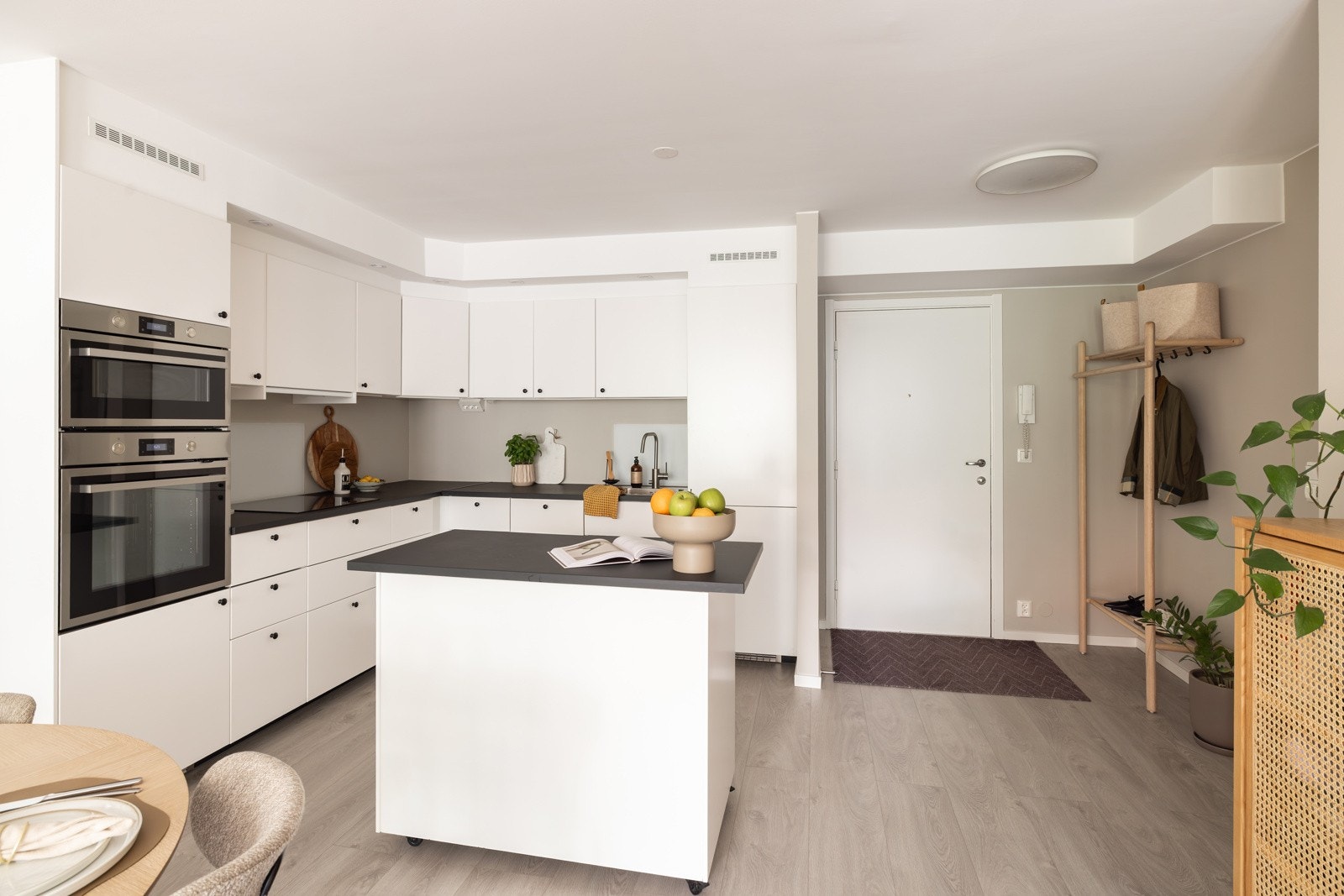 Medfølgende integrerte hvitevarer som nedfelt induksjonstopp, stekeovn og mikrobølgeovn i høyskap, oppvaskmaskin og kjøleskap med frysedel. Det er også montert komfyrvakt ved platetoppen og lekkasjestopper i benkeskap. Galleribilde