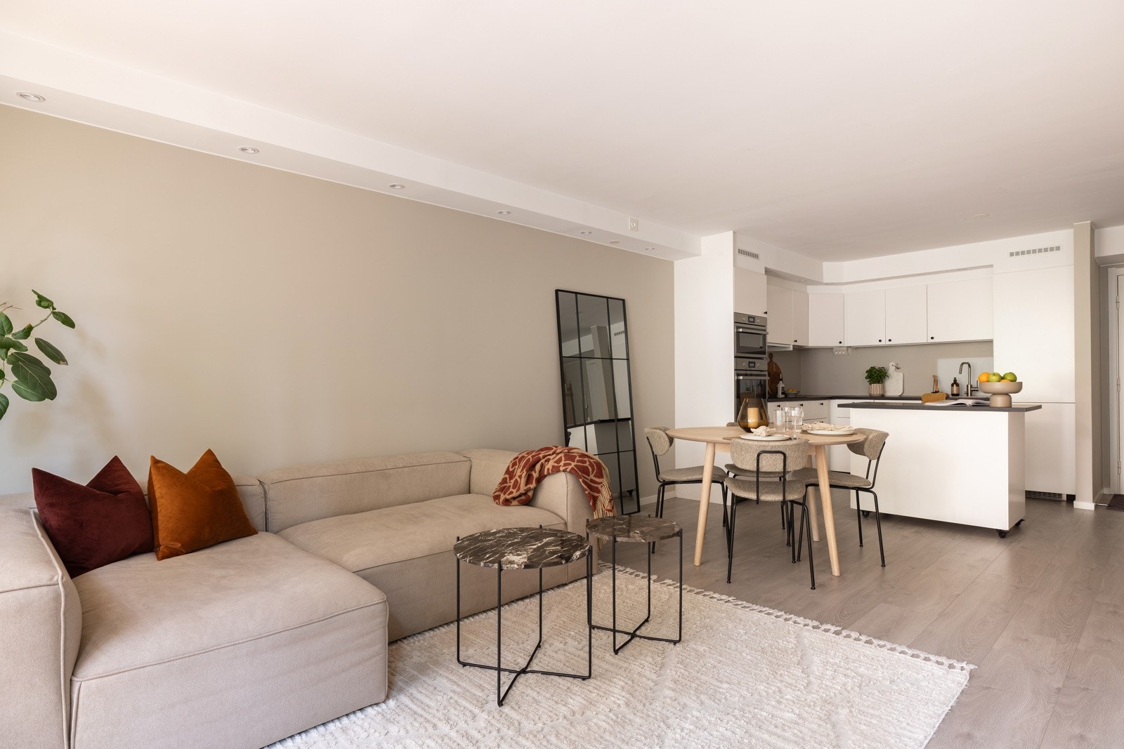 Stuen er romslig med god plass til både sofagruppe med salongbord, mediemøblement og et spisebord i tilknytning til kjøkkenet. Galleribilde