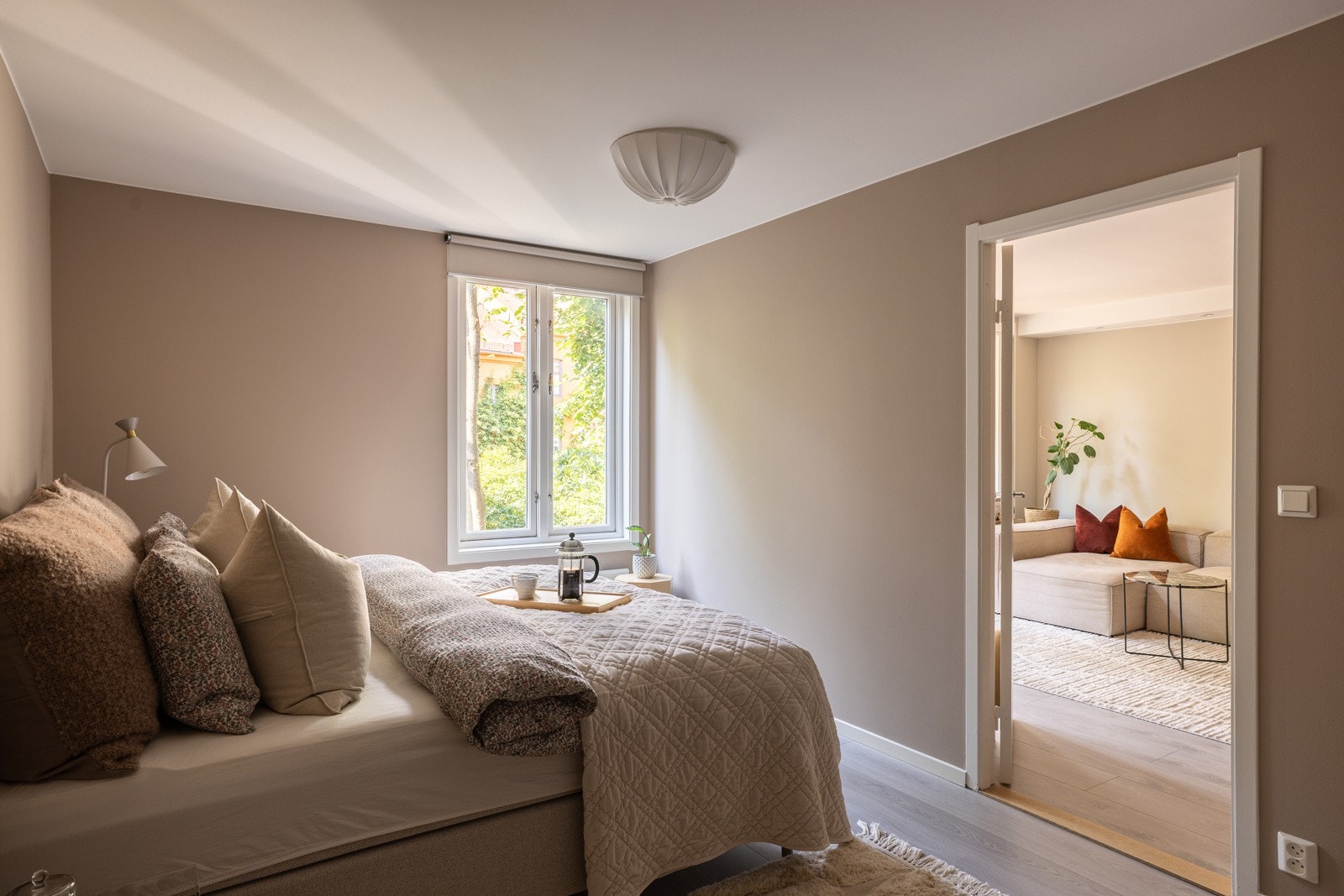 Soverommet er romslig med god plass til en stor dobbeltseng og tilhørende nattbord, samt en kontorpult eller kommoder. Galleribilde