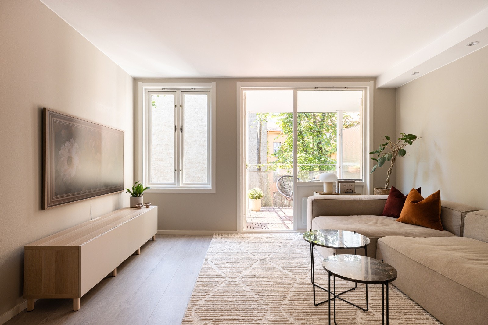 Leiligheten ligger i byggets 5. etasje med heisadkomst, og vender i sin helhet mot rolig bakgård uten biltrafikk. Galleribilde