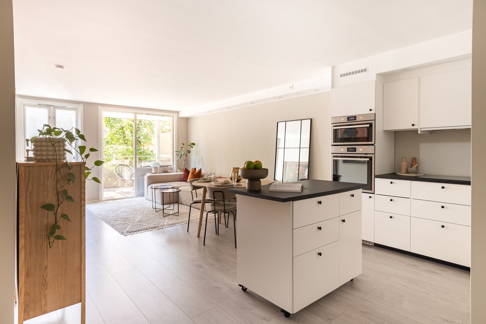 En stor, lys og innbydende 2-roms selveierleilighet med moderne standard, heis og solrik balkong. Galleribilde