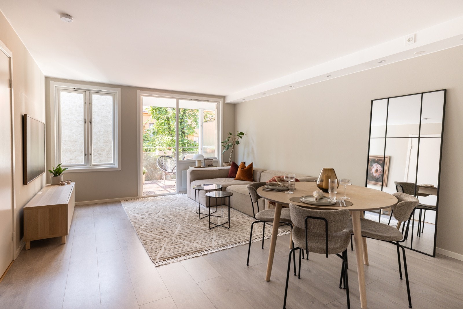 Stuen er det naturlige oppholdsrommet i leiligheten, og er et stort, lyst og fint rom. Galleribilde