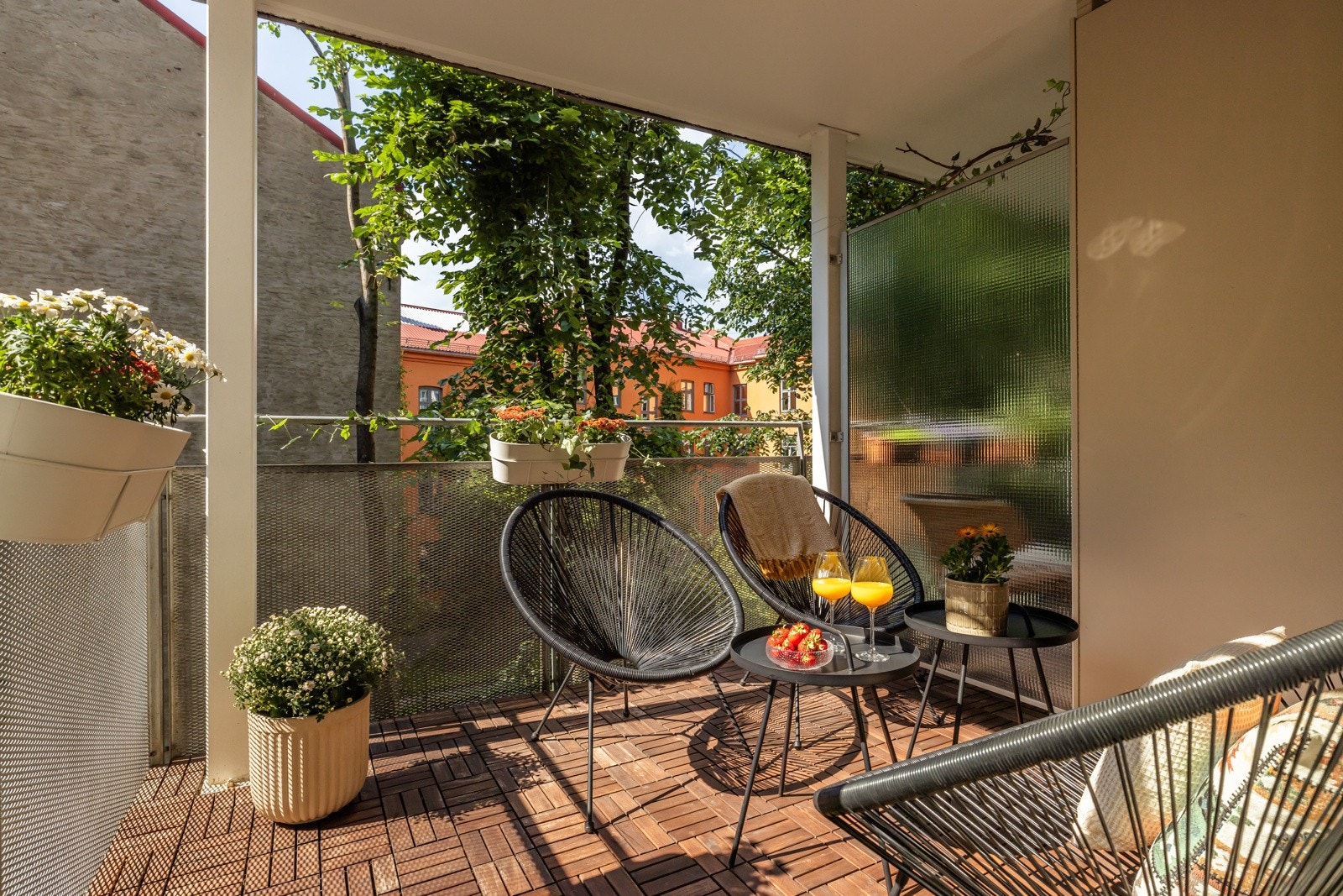 Beliggenheten i byggets 5. etasje og mot nordvest sørger for gode solforhold på ettermiddag og kveld. Galleribilde