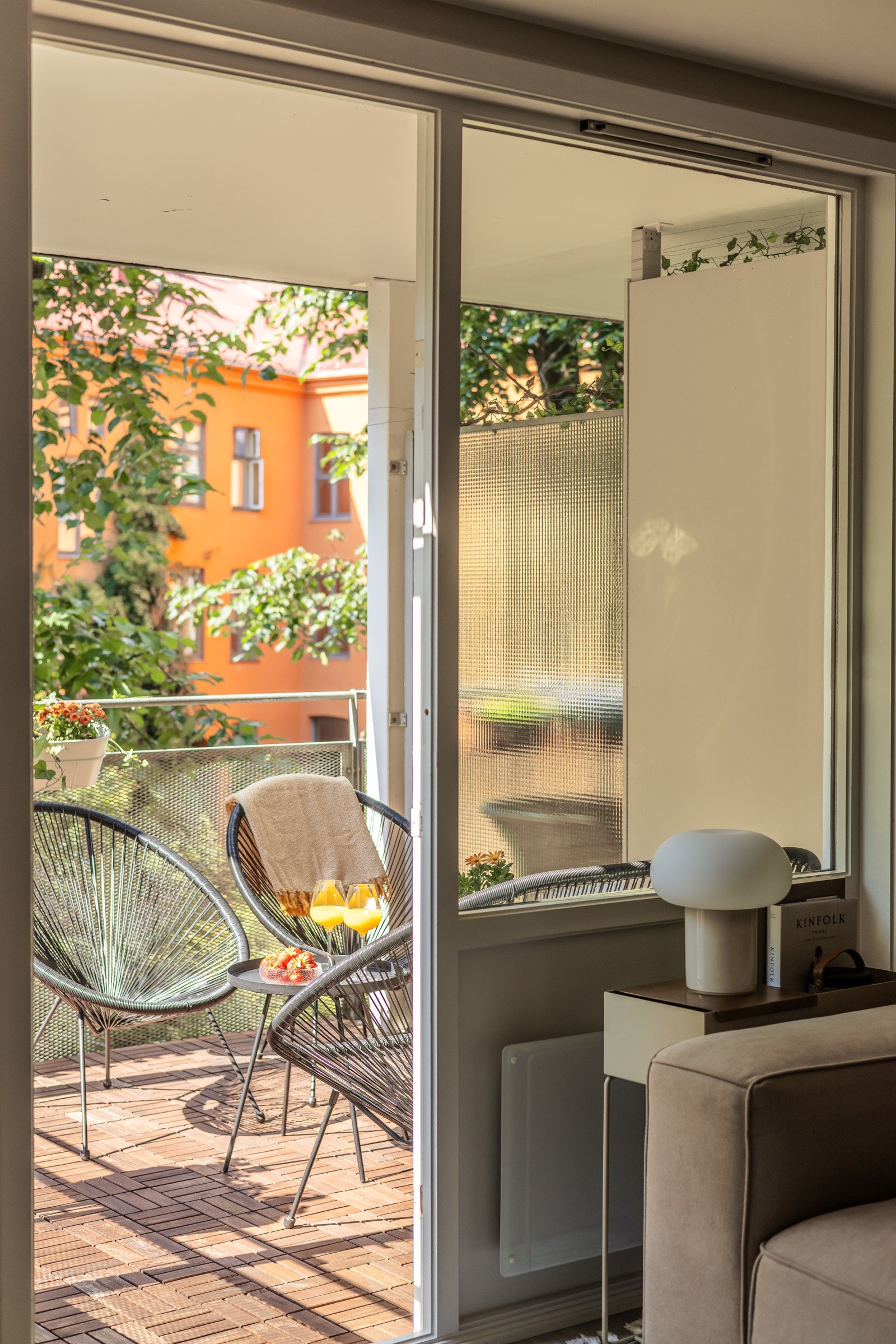 Beliggenheten i byggets 5. etasje med store vindusflater sørger for rikelig med naturlig lys, samtidig som det er lite innsyn. Galleribilde