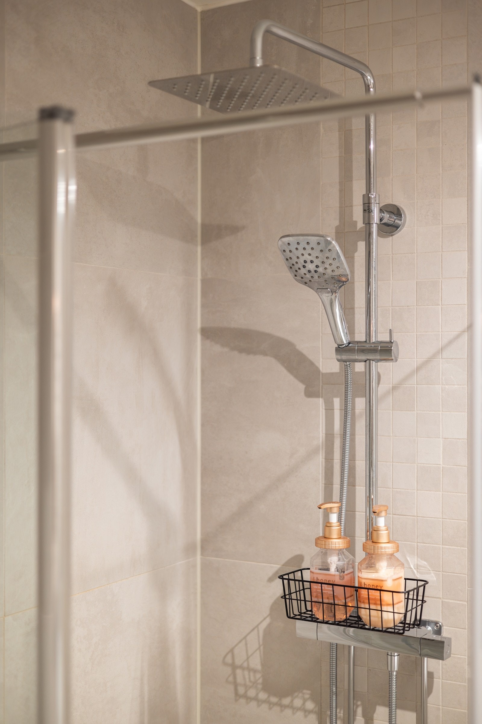 Baderommet er også utstyrt med dusjhjørne med innfellbare glassdører og vegghengt toalett. Galleribilde