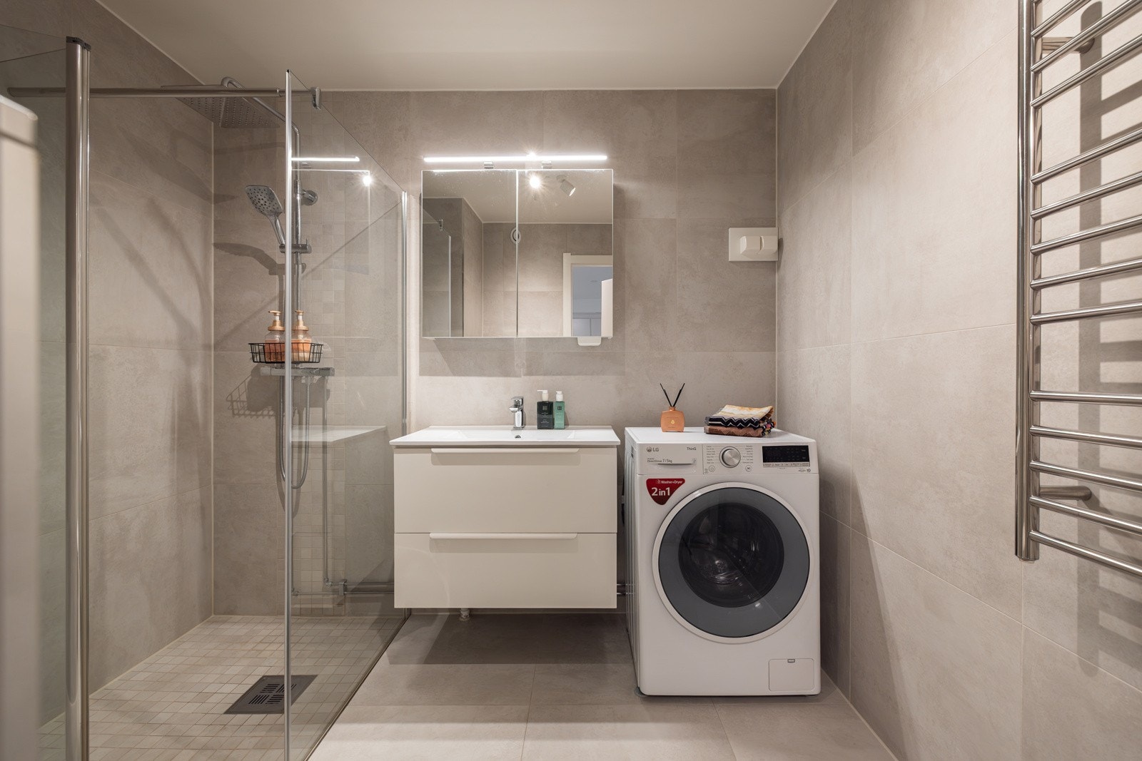 Leiligheten har et stilrent og moderne baderom som ble pusset opp i 2022. I hjørnet av baderommet er det plass og opplegg for vaskemaskin, og mulighet for tørketrommel over om ønskelig. Galleribilde