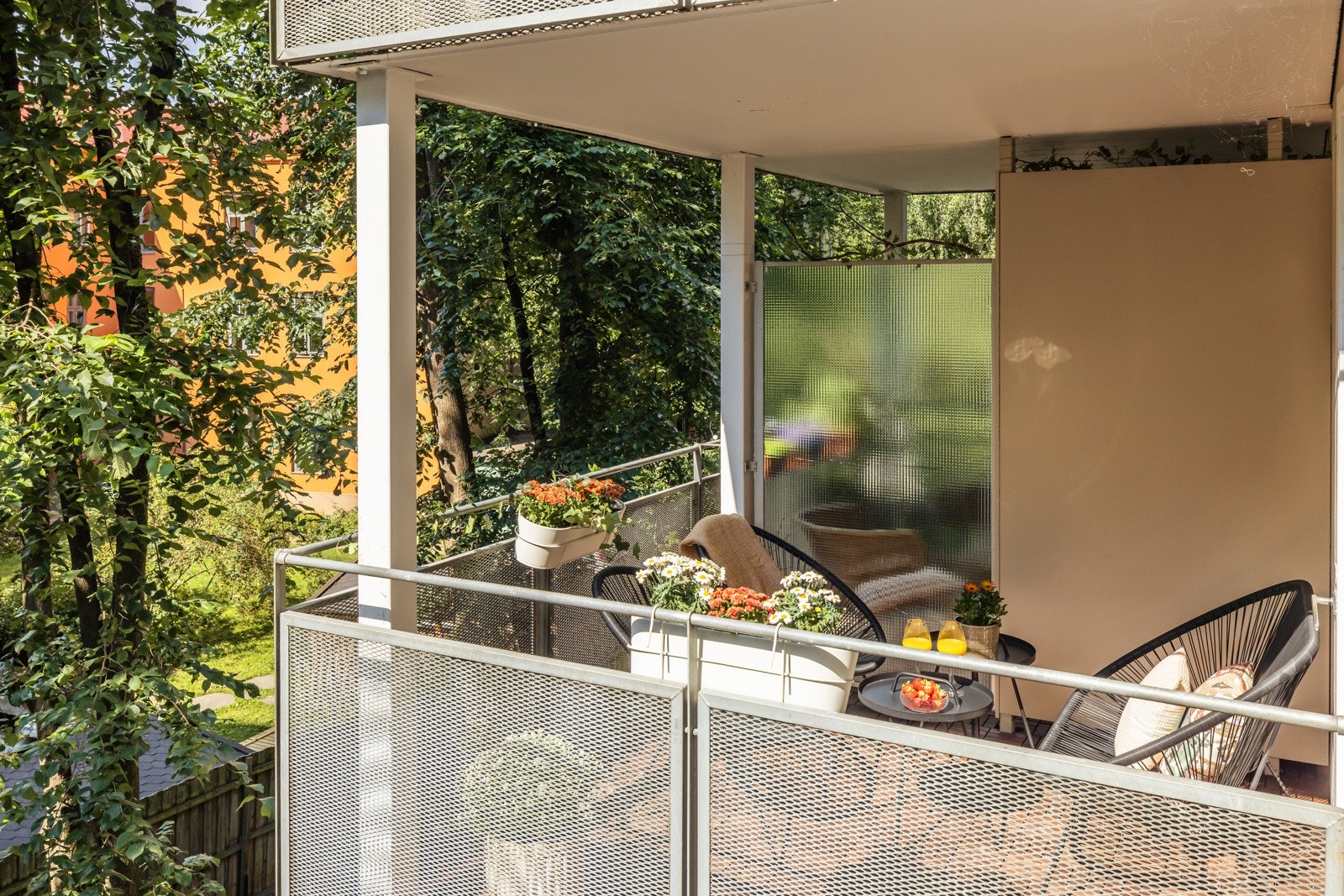 Balkongen vender ut mot den hyggelig og frodige bakgården. Dette er uten tvil en fin plass for lange og late sommerdager og -kvelder! Galleribilde