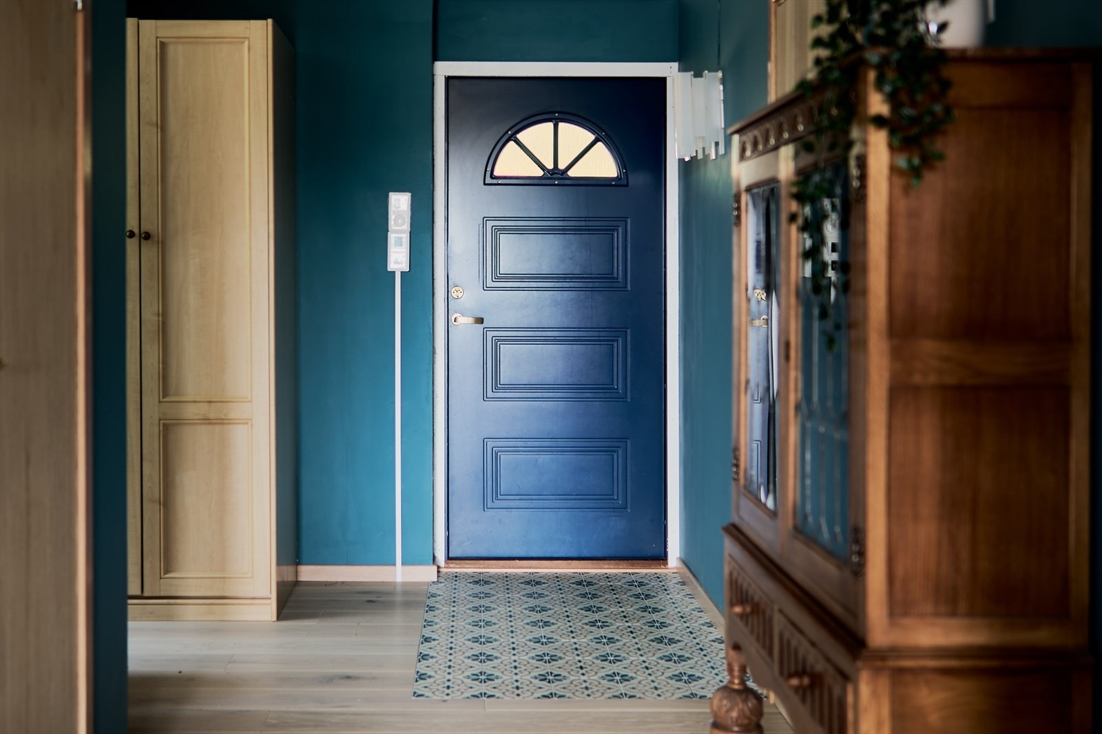 Lys og trivelig entré som gir et godt førsteinntrykk. Galleribilde