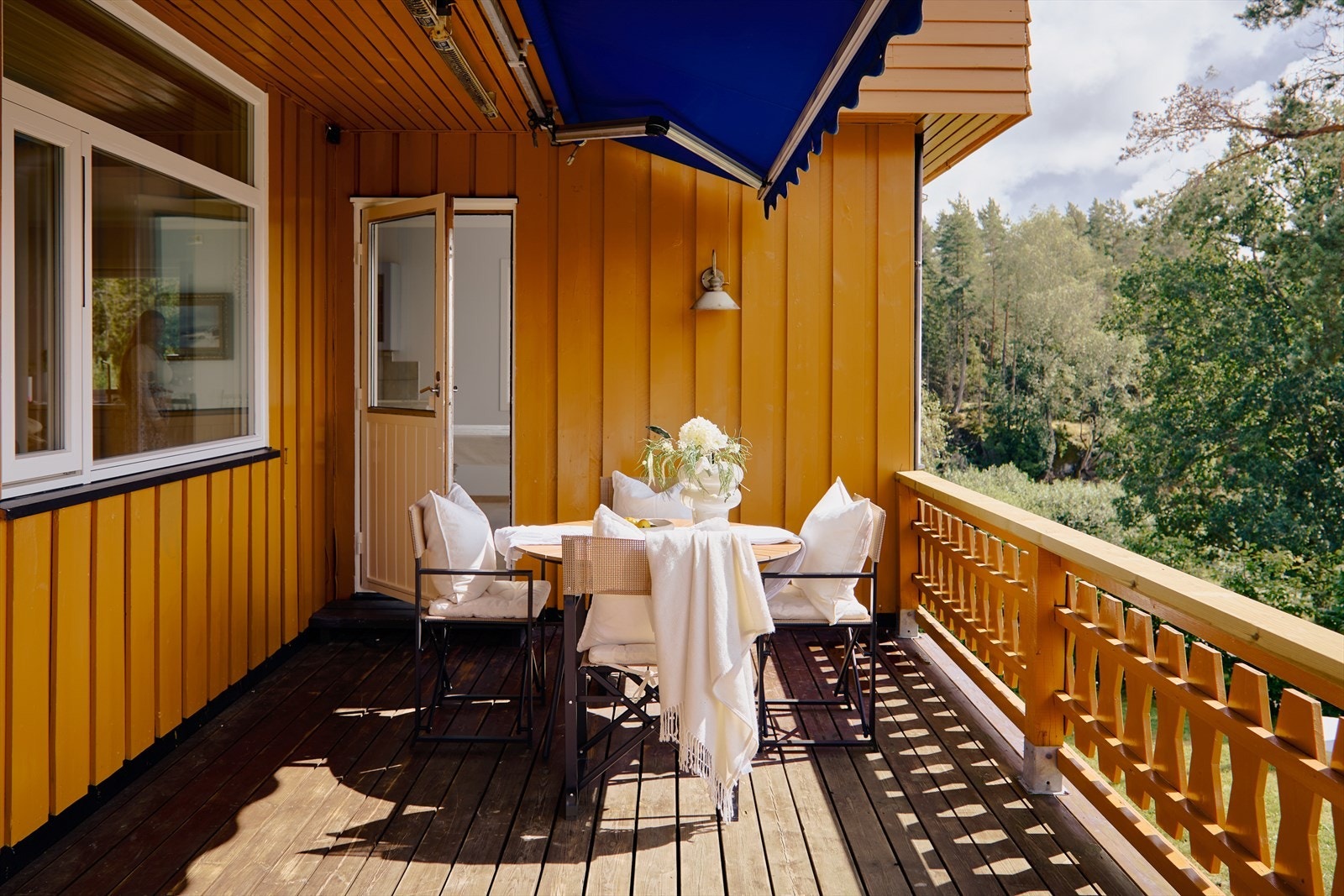 Fra stuen har du utgang til en herlig og solrik veranda på 21 kvm. Galleribilde