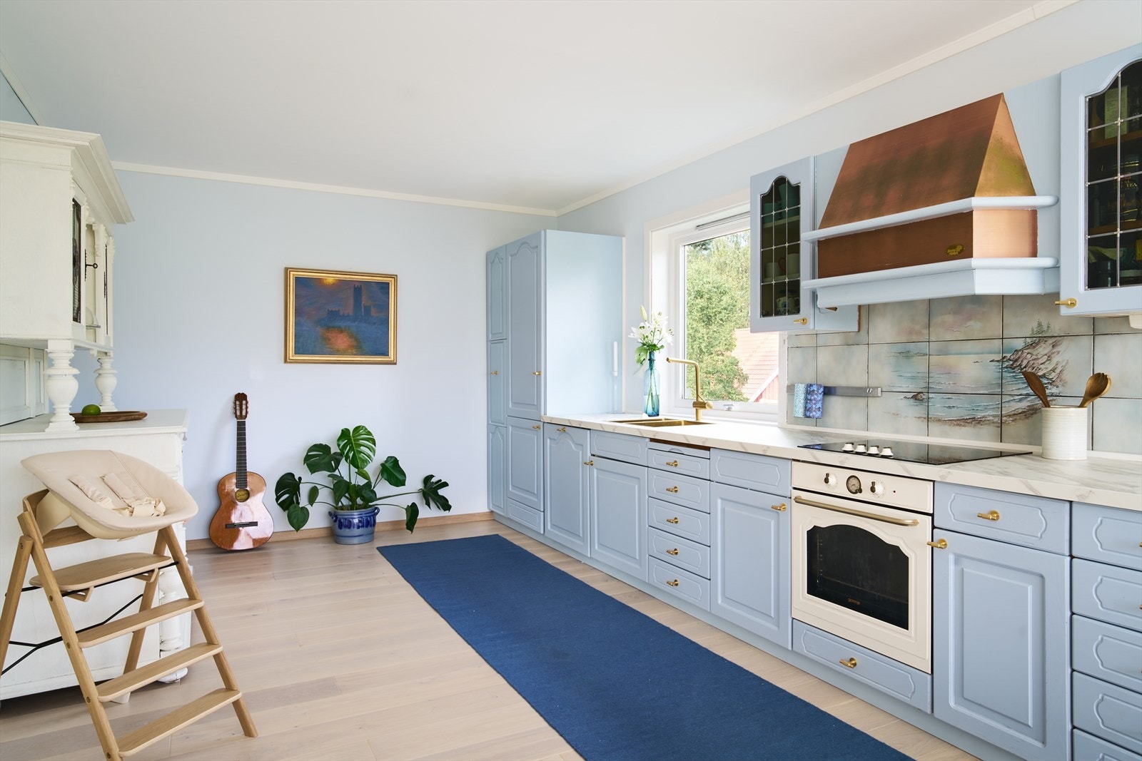 Det er god plass til lagring i over og underskap. Et nydelig kjøkken med god benkeplass!! Galleribilde