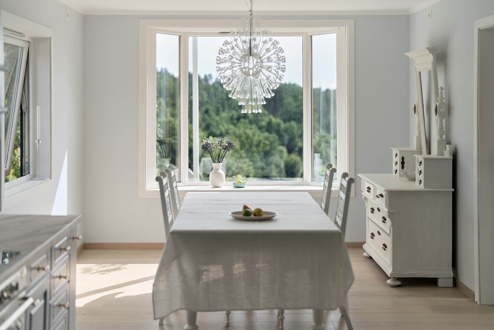 Her har du god plass til et hyggelig spisebord. Perfekt for middager med venner og familie. Galleribilde