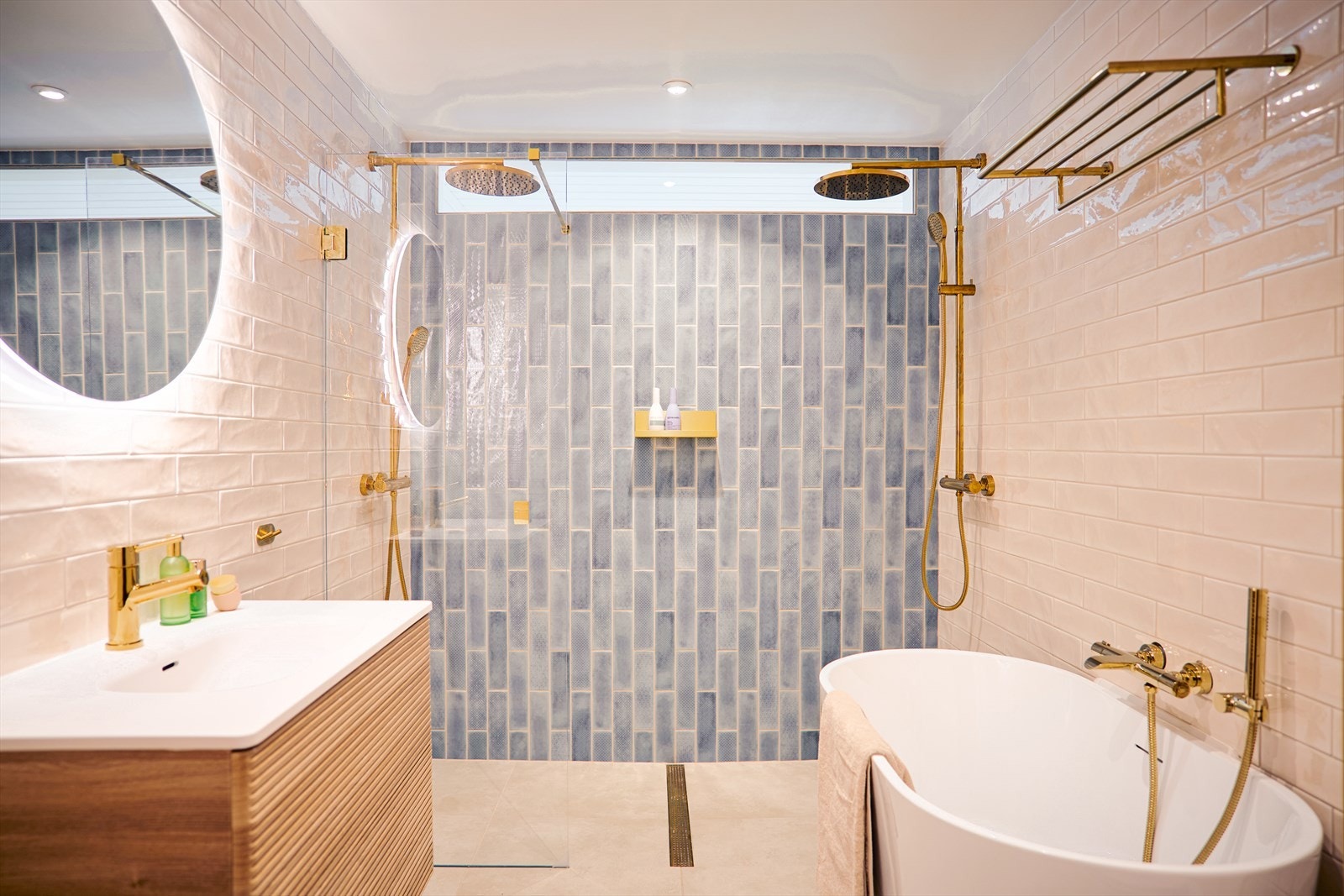 Meget delikat bad med flotte fliser og gjennomførte detaljer som skaper en eksklusiv spafølelse i hverdagen. Galleribilde