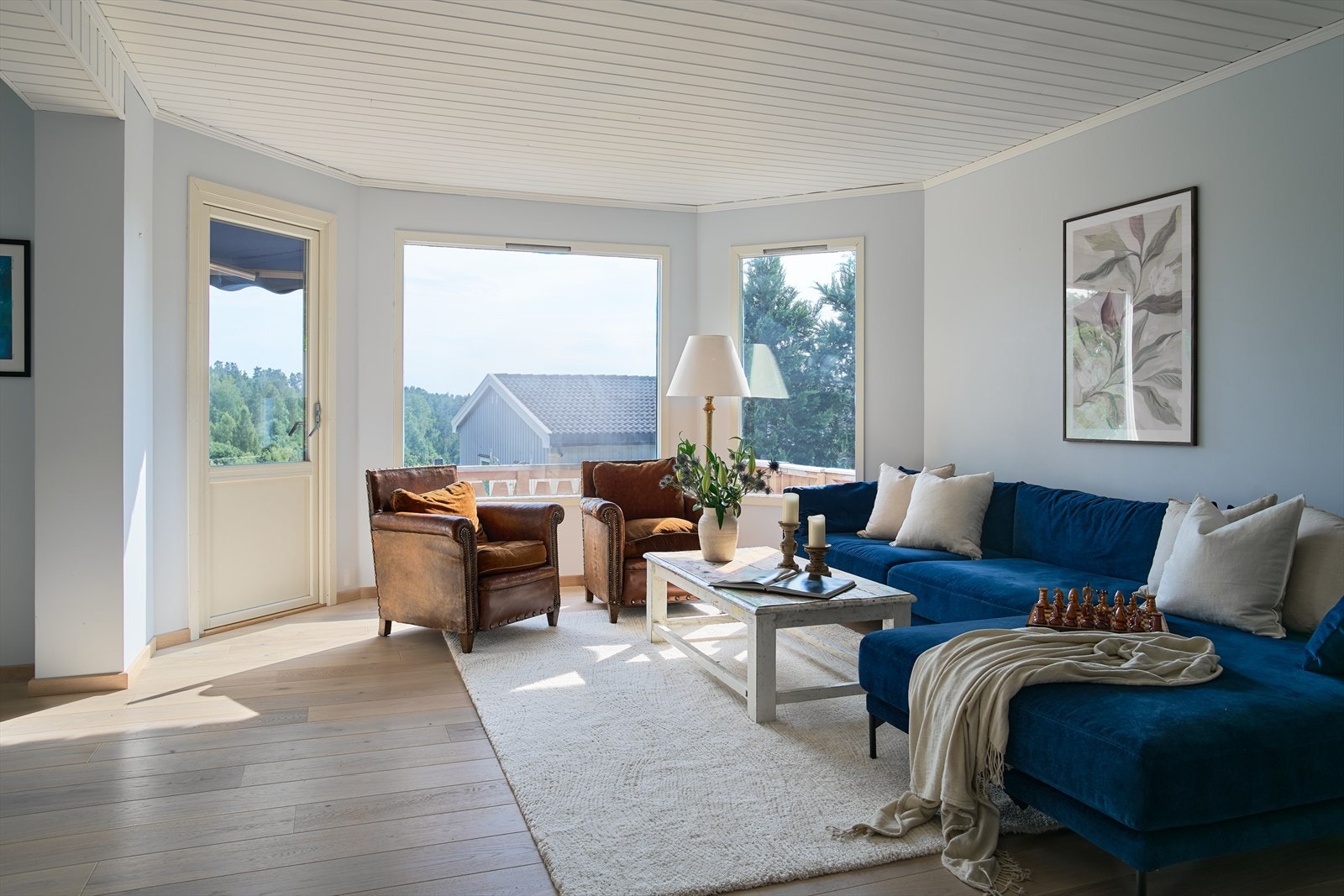 Stuen er boligens naturlige samlingspunkt, med store vindusflater som gir rikelig med dagslys og en lun atmosfære. Galleribilde