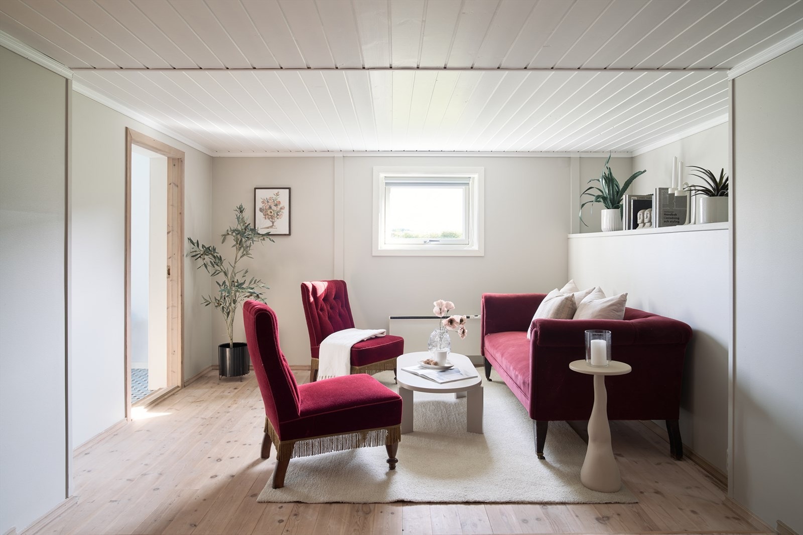 Her får du god plass til en sofa og annet møblement. Galleribilde