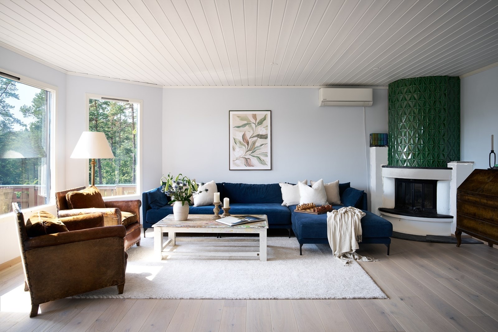 Her har du god plass til en større sofa og tilhørende møblement. Galleribilde