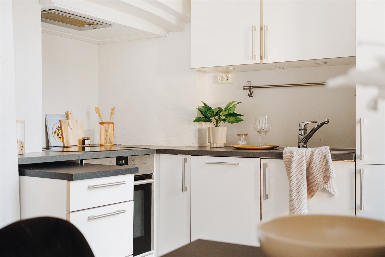 Integrerte hvitevarer inkluderer platetopp, stekeovn, oppvaskmaskin, kjøleskap og oppvaskmaskin. Frys i intern bod medfølger. Galleribilde