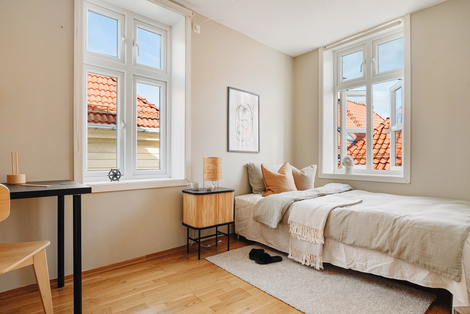 Soverommene måler hhv. 8,4 og 9,3 m². Soverommene vender mot herlig morgensol, som gjør de svalere på kveldstid. Galleribilde