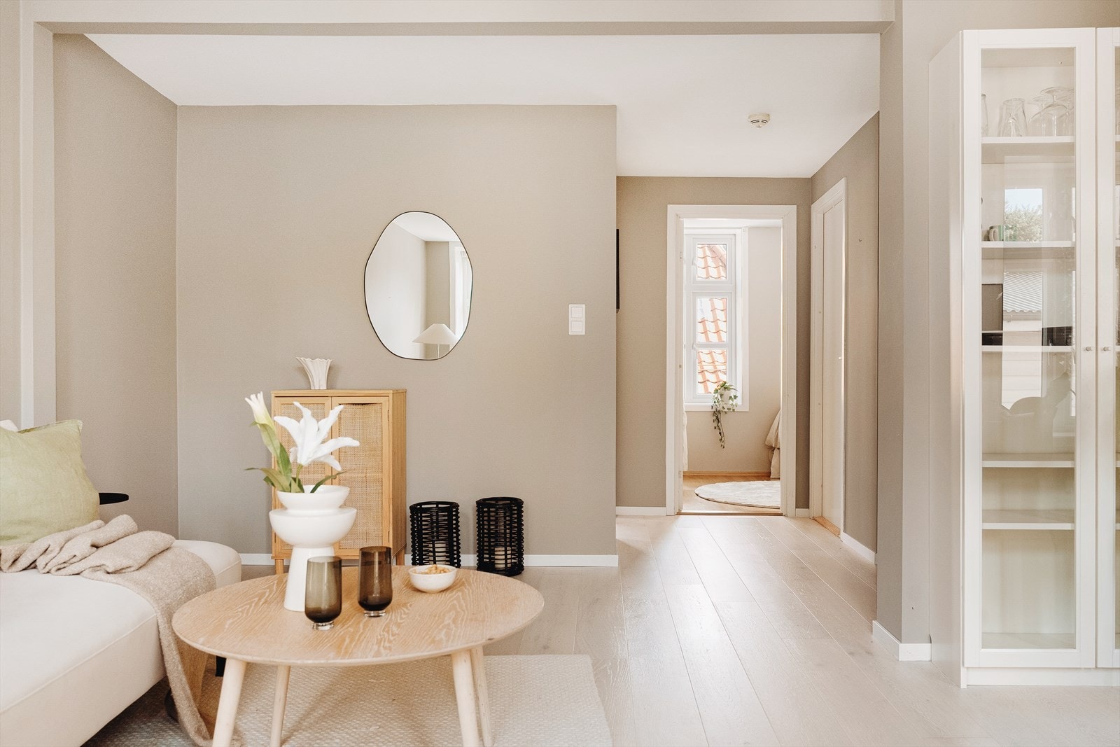 Videre er det tilkomst til de to soverommene, samt intern bod fra stue/gang. Galleribilde