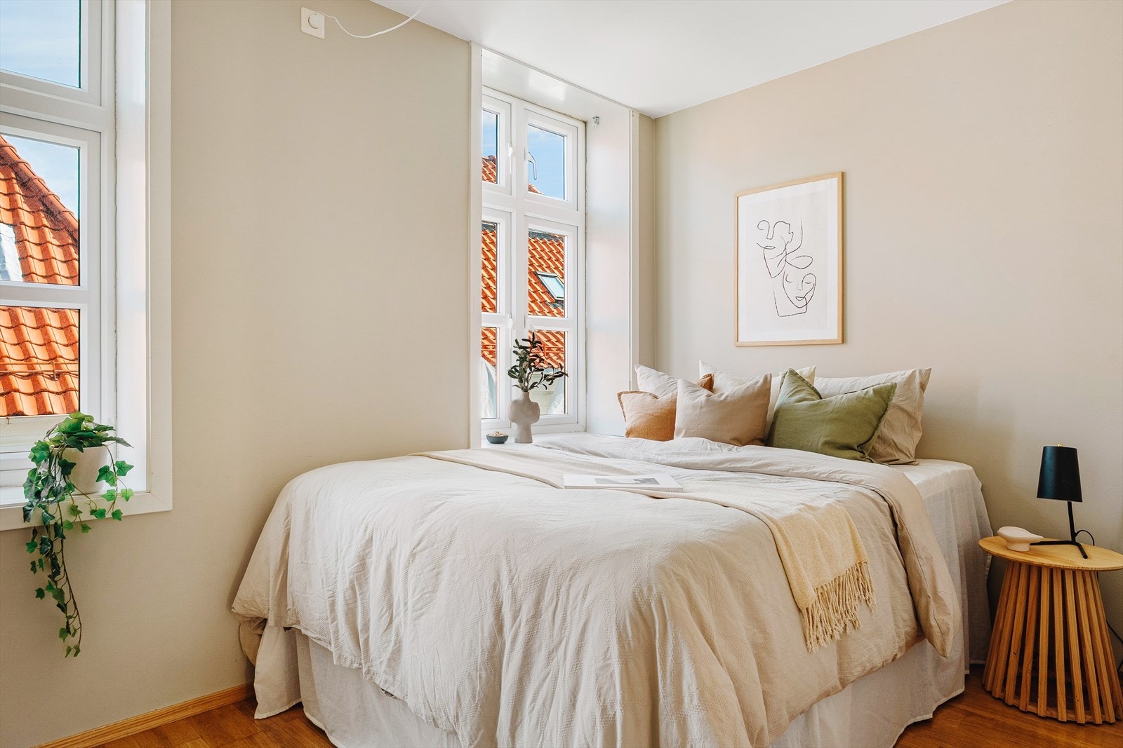 Leiligheten har to store soverom, som begge har et herlig lysinnslipp via store vinduer. Galleribilde