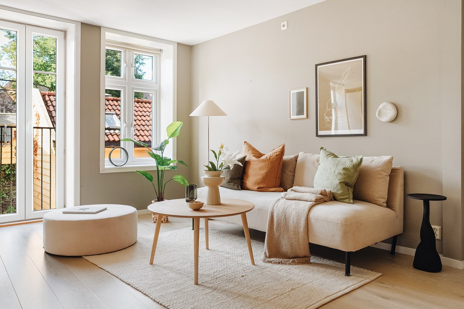 Nåværende eier har lagt nytt gulv (lys Pergo én-stavs parkett) og malt overflater i delikat fargepalett (supermatt fra Lady Pure Color). Galleribilde