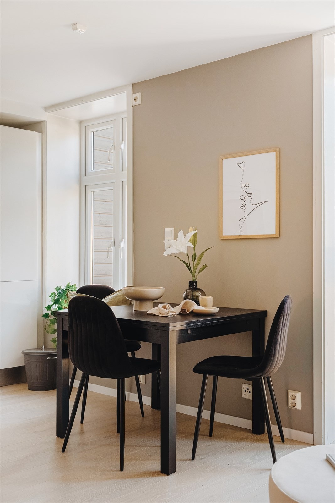 Stue og kjøkken måler 26,8 m². Lys, luftig romfølelse. Galleribilde