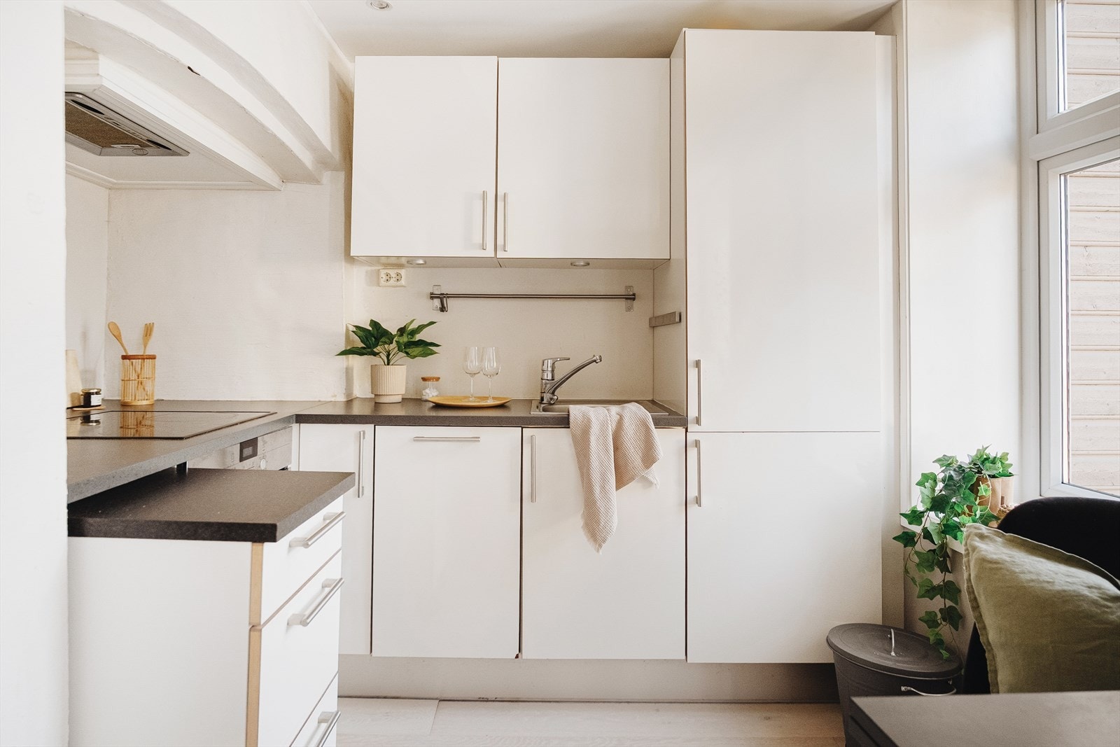 Kjøkkenet er pent og funksjonelt innredet med slette fronter, benkeplate i laminat og nedfelt stålvask. Galleribilde