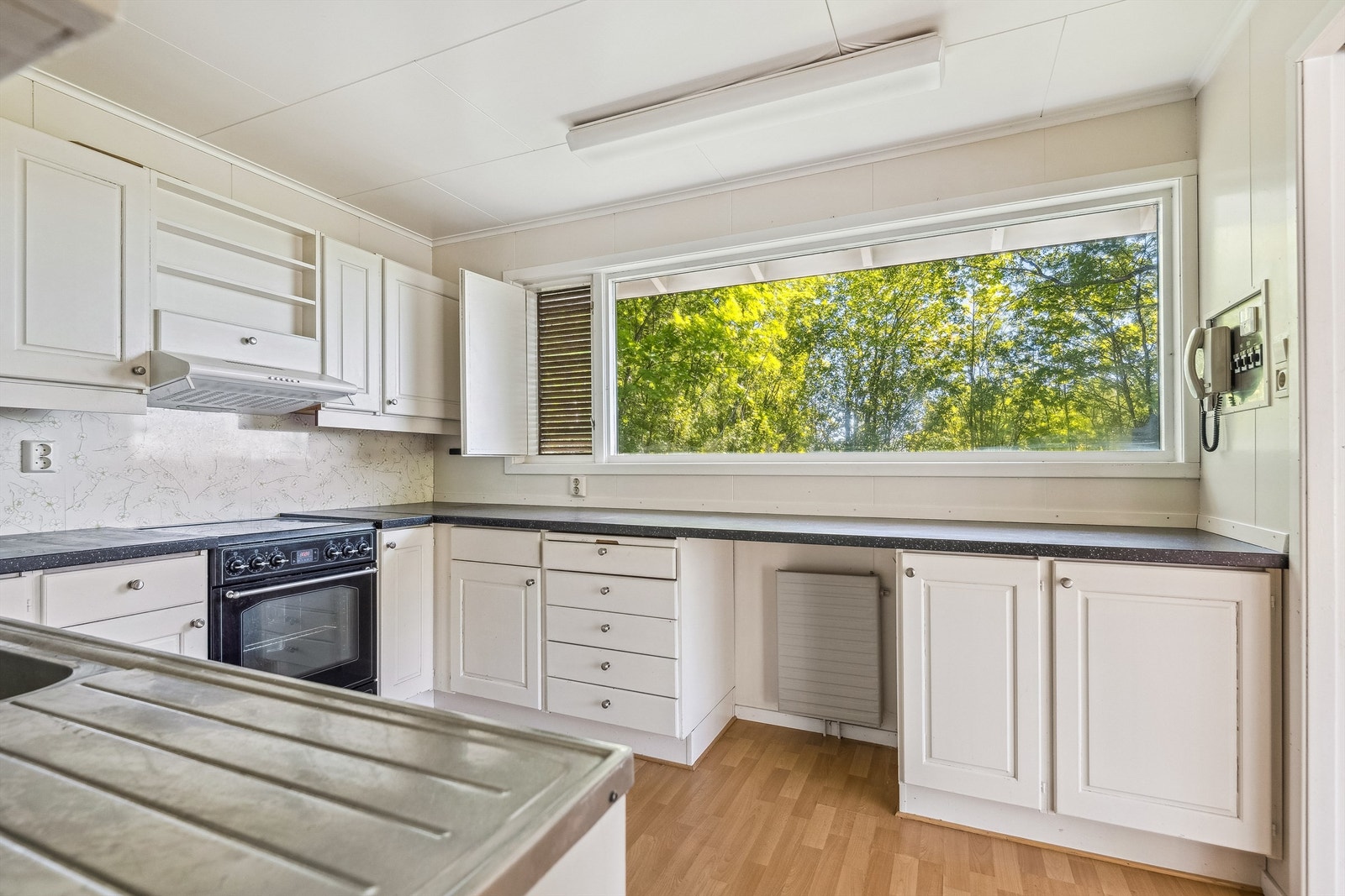 Det store vinduet over kjøkkenbenken slipper inn godt med dagslys. Galleribilde