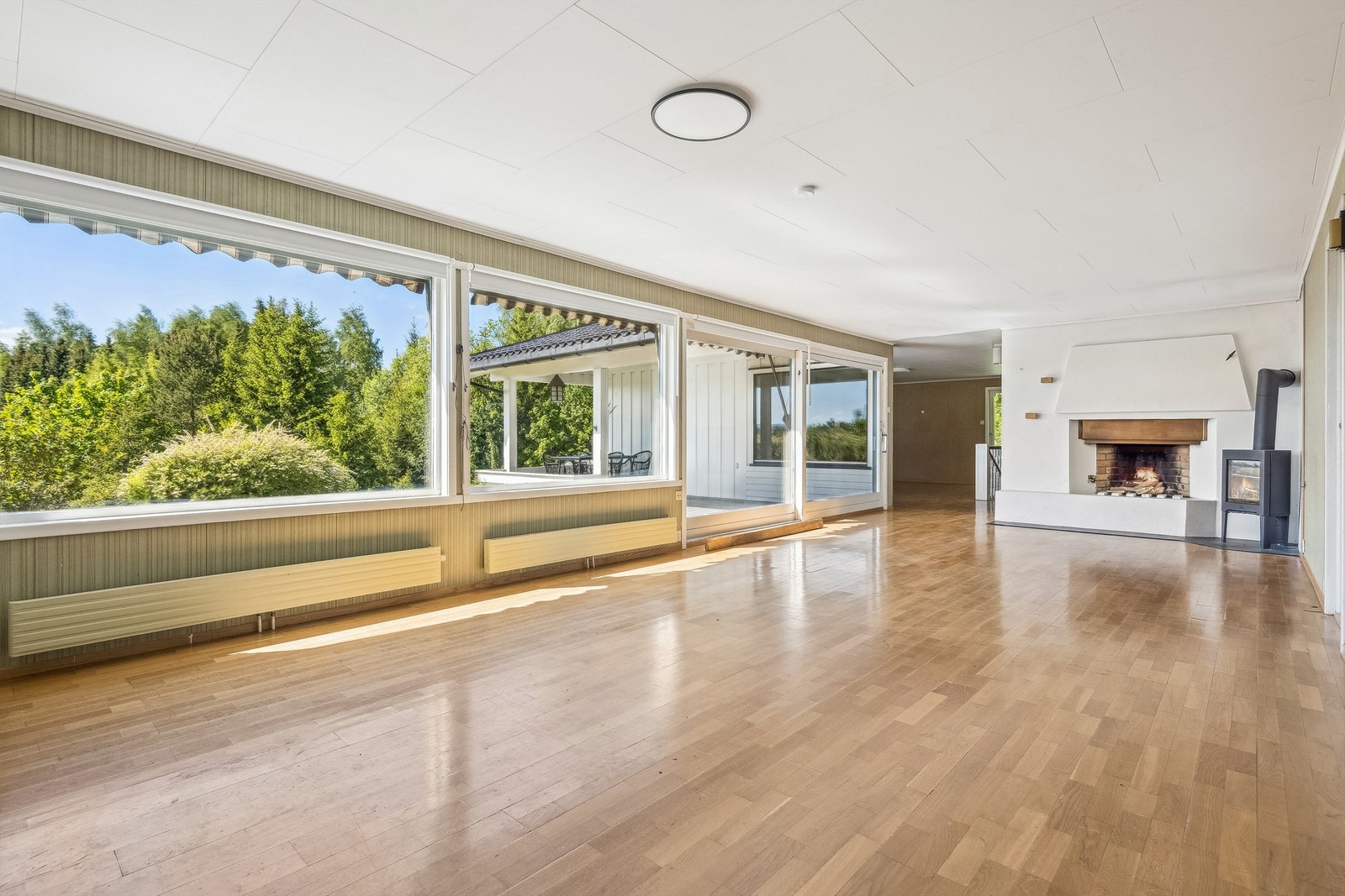 Den romslige stuen har store vindusflater og utgang til en overbygd terrasse på 17 m². Galleribilde