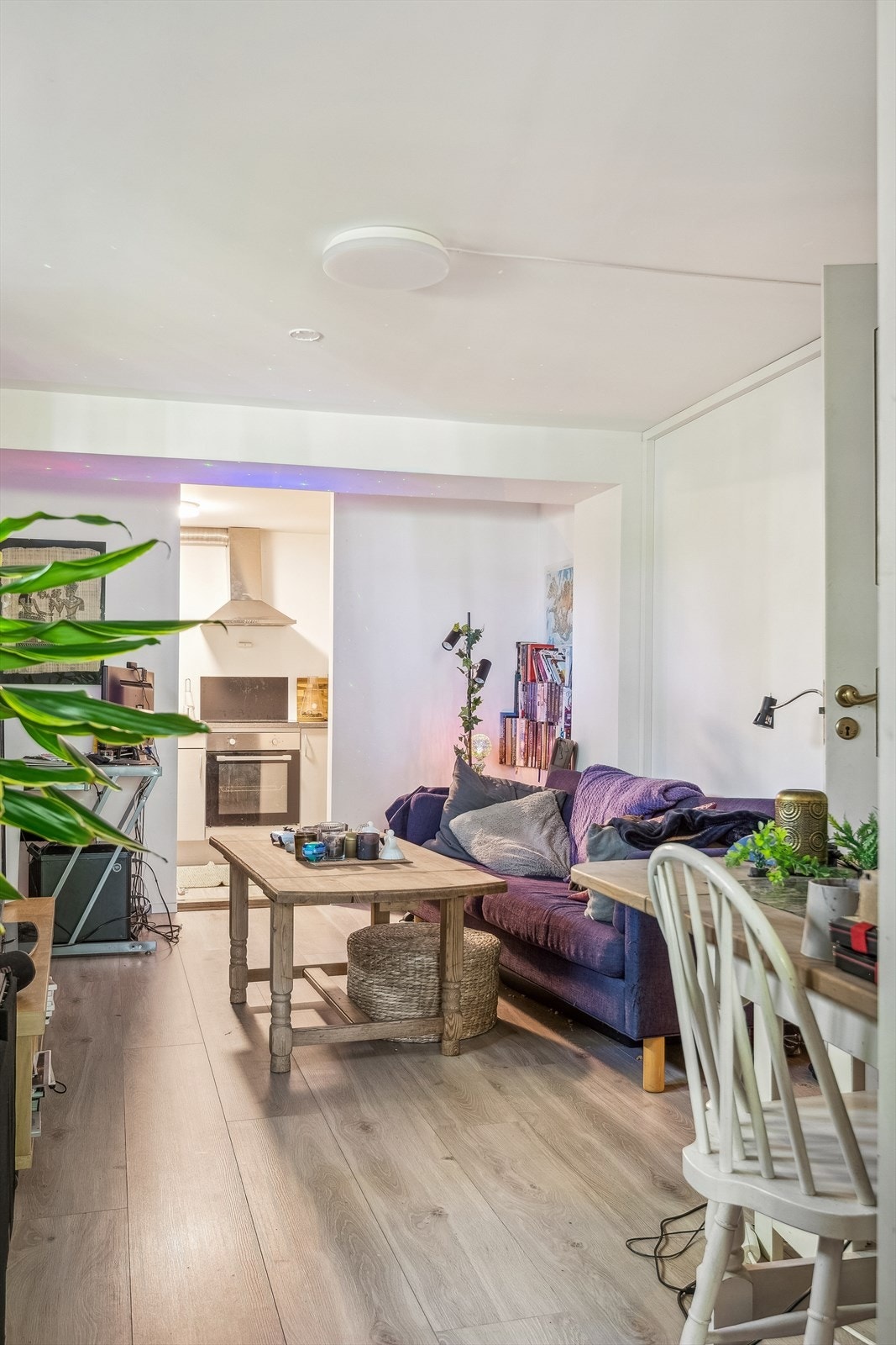 Hybelleiligheten har en åpen løsning mellom stue og kjøkken, som ble renovert i 2024. Galleribilde