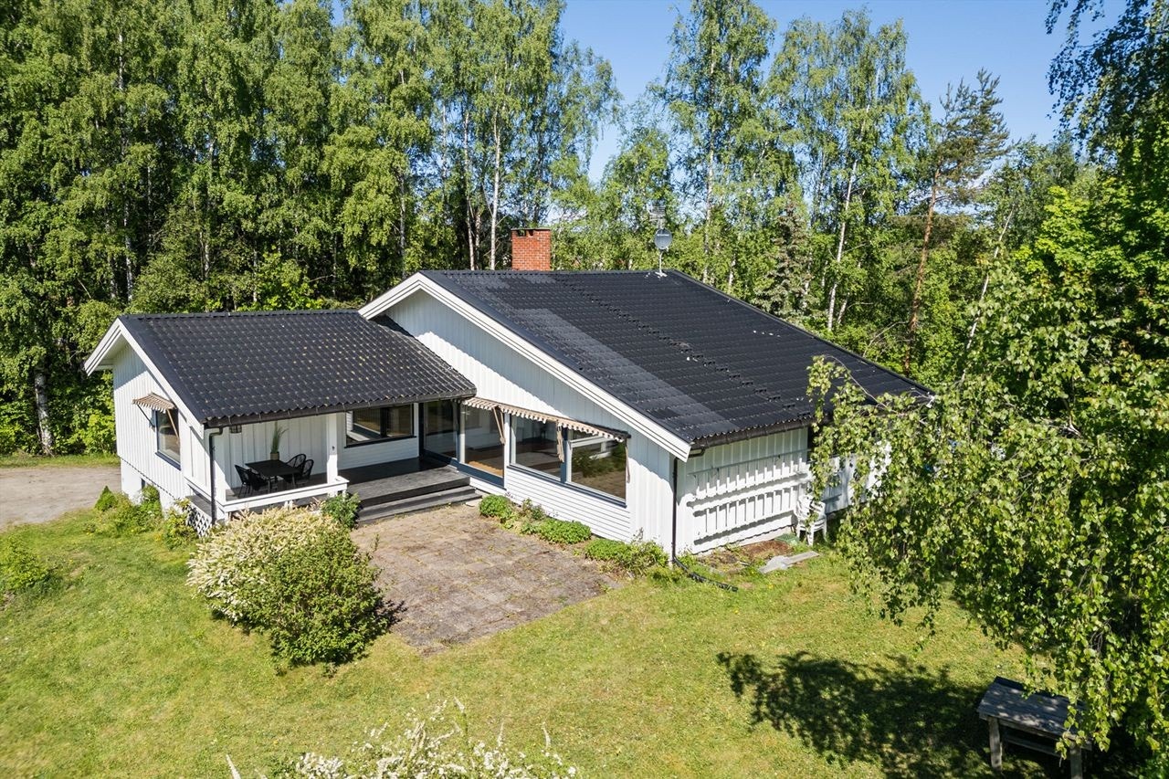 Boligen ligger høyt og fritt på en stor naturtomt med gode solforhold. Galleribilde