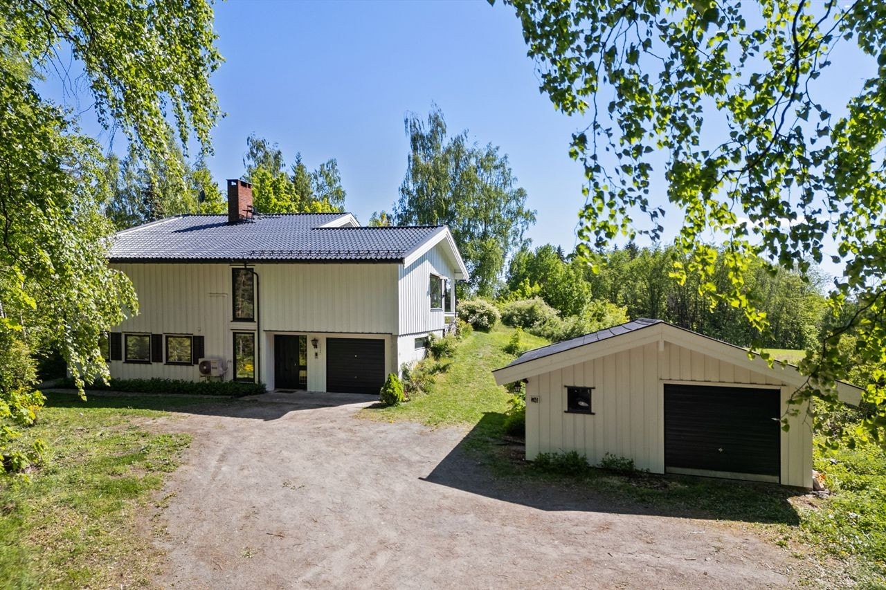 Velkommen til Kappvegen 24 - en romslig enebolig med hybel, frittliggende garasje og gruset innkjørsel. Galleribilde