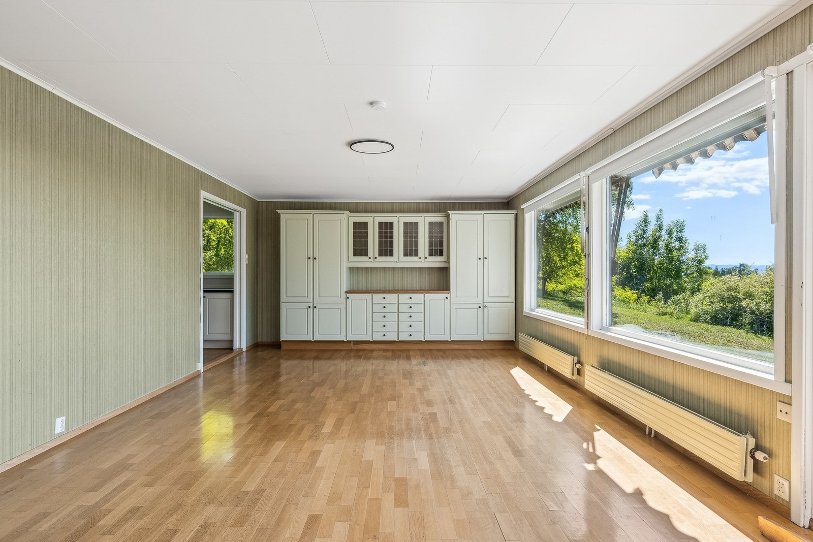 I spisestuen er det god plass til langbord og en praktisk, plassbygd anretning. Galleribilde