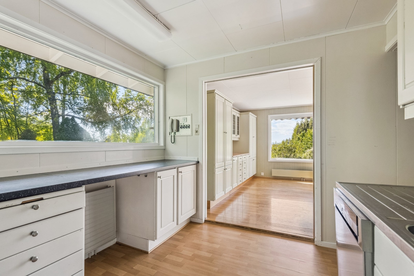 Fra kjøkkenet er det åpen tilknytning til spisestuen, noe som skaper en sosial sone. Galleribilde