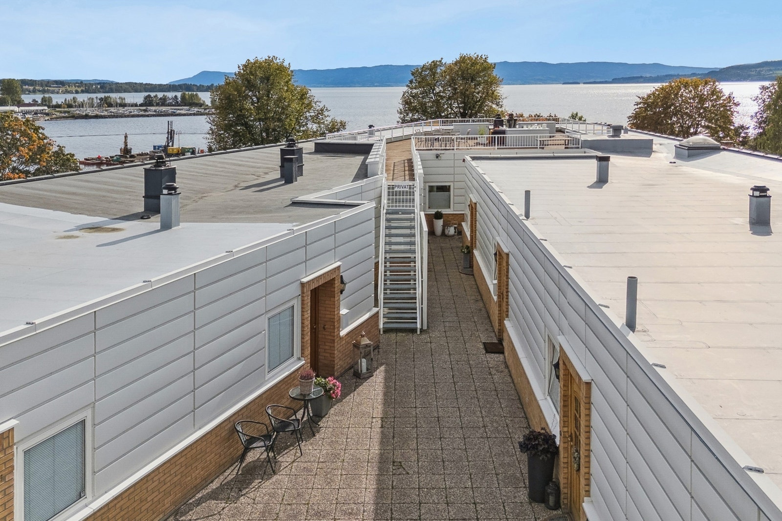 Fellesområde med adkomst til leilighetene samt felles takterrasse. Galleribilde