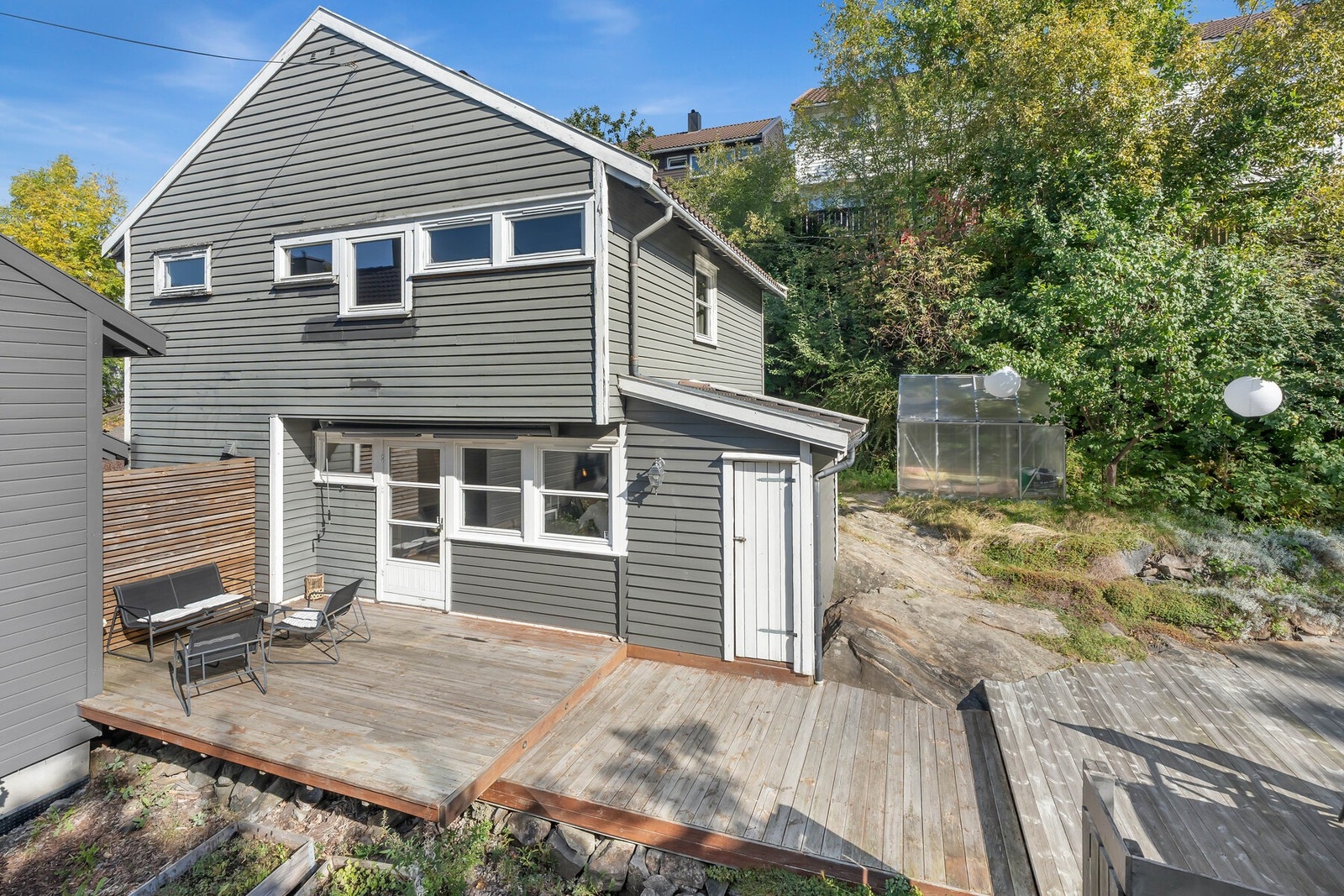 Boligen har en fordelaktig plassering med gode solforhold, skjermet uteareal og lite innsyn, noe som gir en privat og behagelig atmosfære. Galleribilde