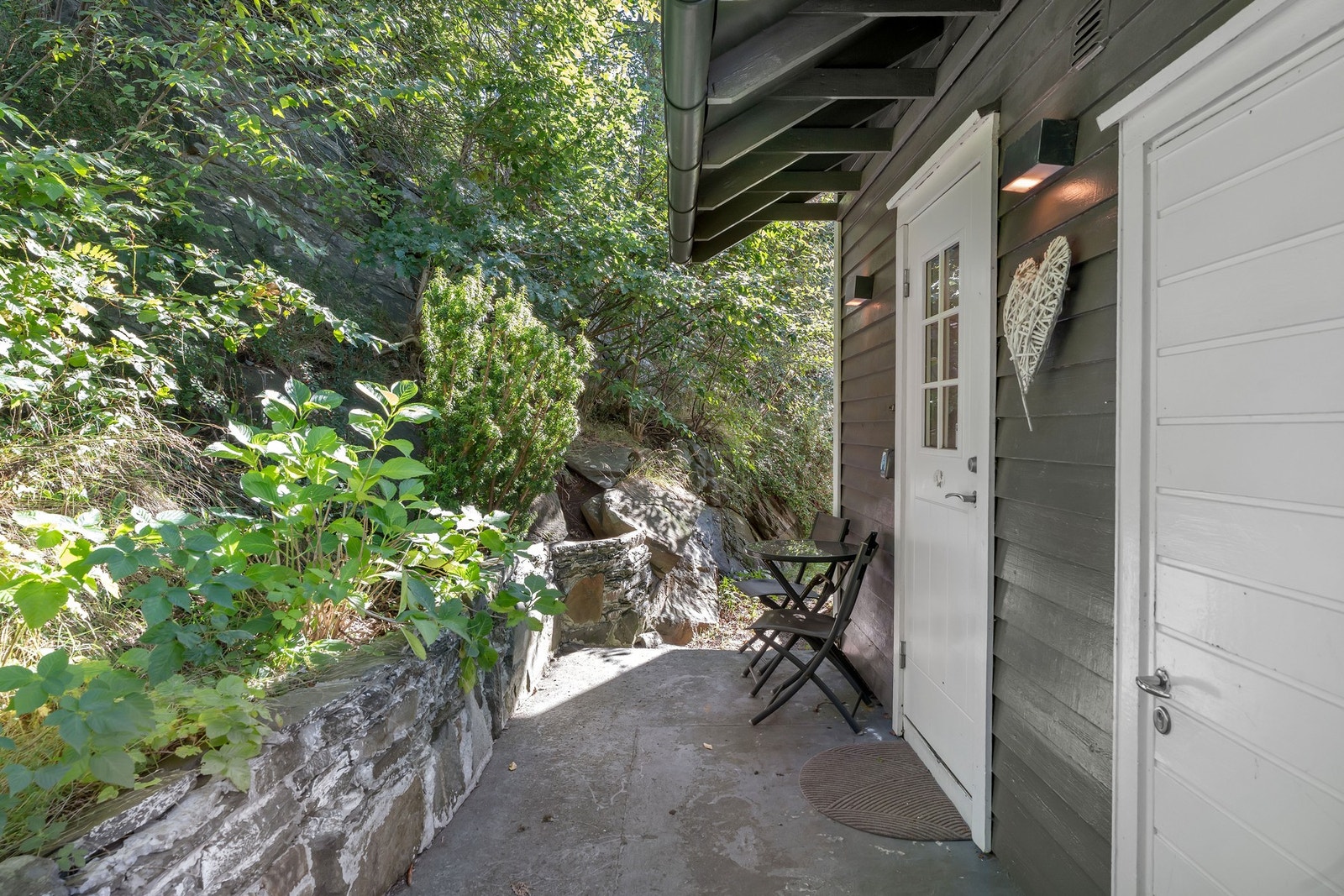 Utvendig bod ved inngangspartiet. Galleribilde