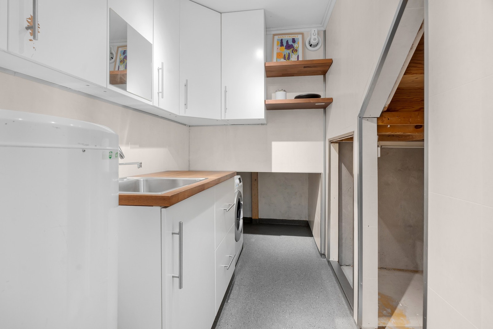 Praktisk og eget vaskerom med opplegg for vaskemaskin og tørketrommel | Det er laget praktisk benk og oppbevaring for smarte løsninger Galleribilde