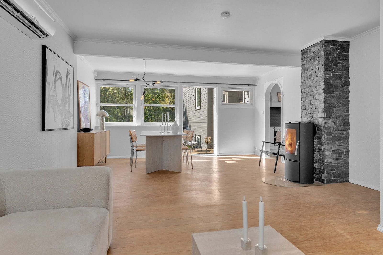 De store vindusflatene skaper godt med lysinnslipp og gir en god romfølelse. Galleribilde