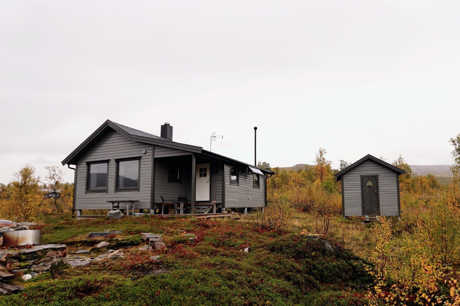Aktiv Finnsnes presenterer Svandalsveien 1690! Vedlikeholdt hytte med nausttomt like ved Ytre Svanvatn, naturskjønn beliggenhet med nærhet til fjell og vann. Galleribilde