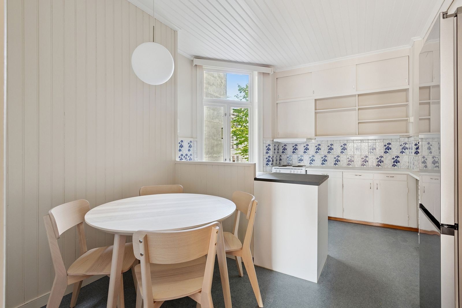 Kjøkken med god skap og benkeplass Galleribilde