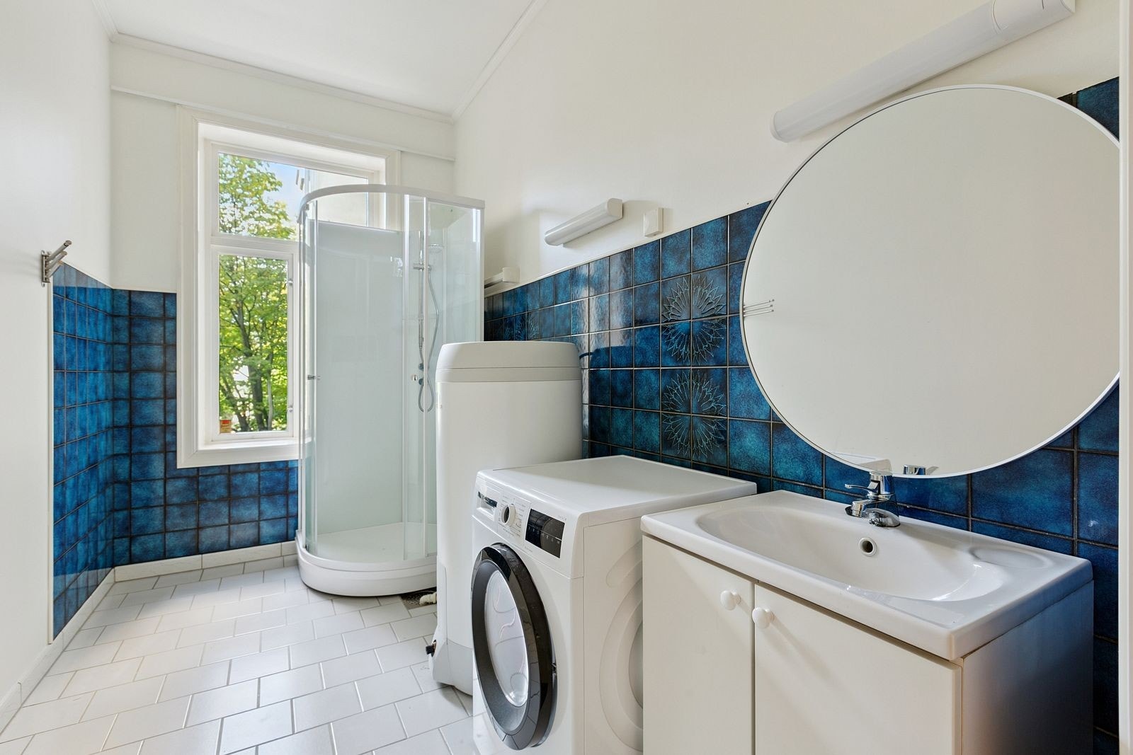 Bad med vaskemaskin Galleribilde