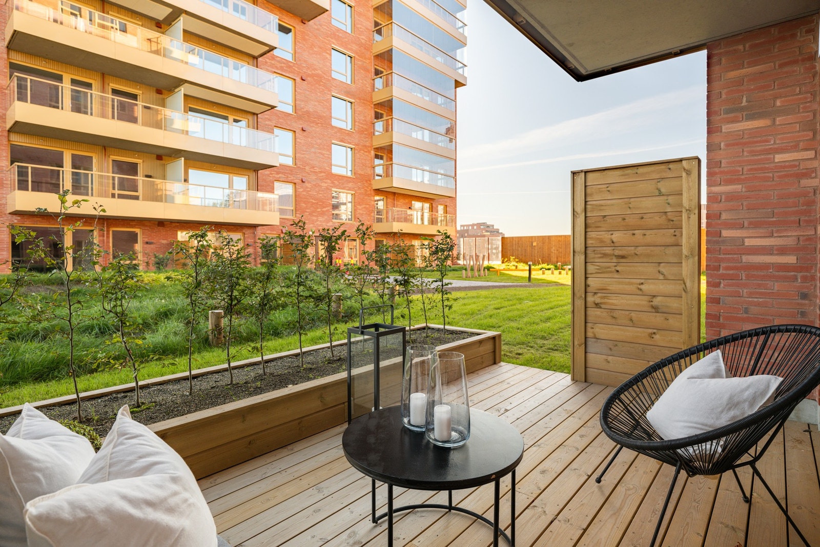 Hekken er nyplantet og vil gi god skjerming. Galleribilde